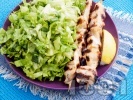 Рецепта Вкусни печени пилешки шишчета от бяло месо (филе) на скара със зелена салата